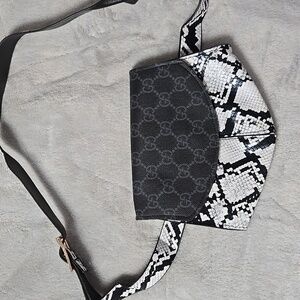 Black and WHITE Snake print Fannypack